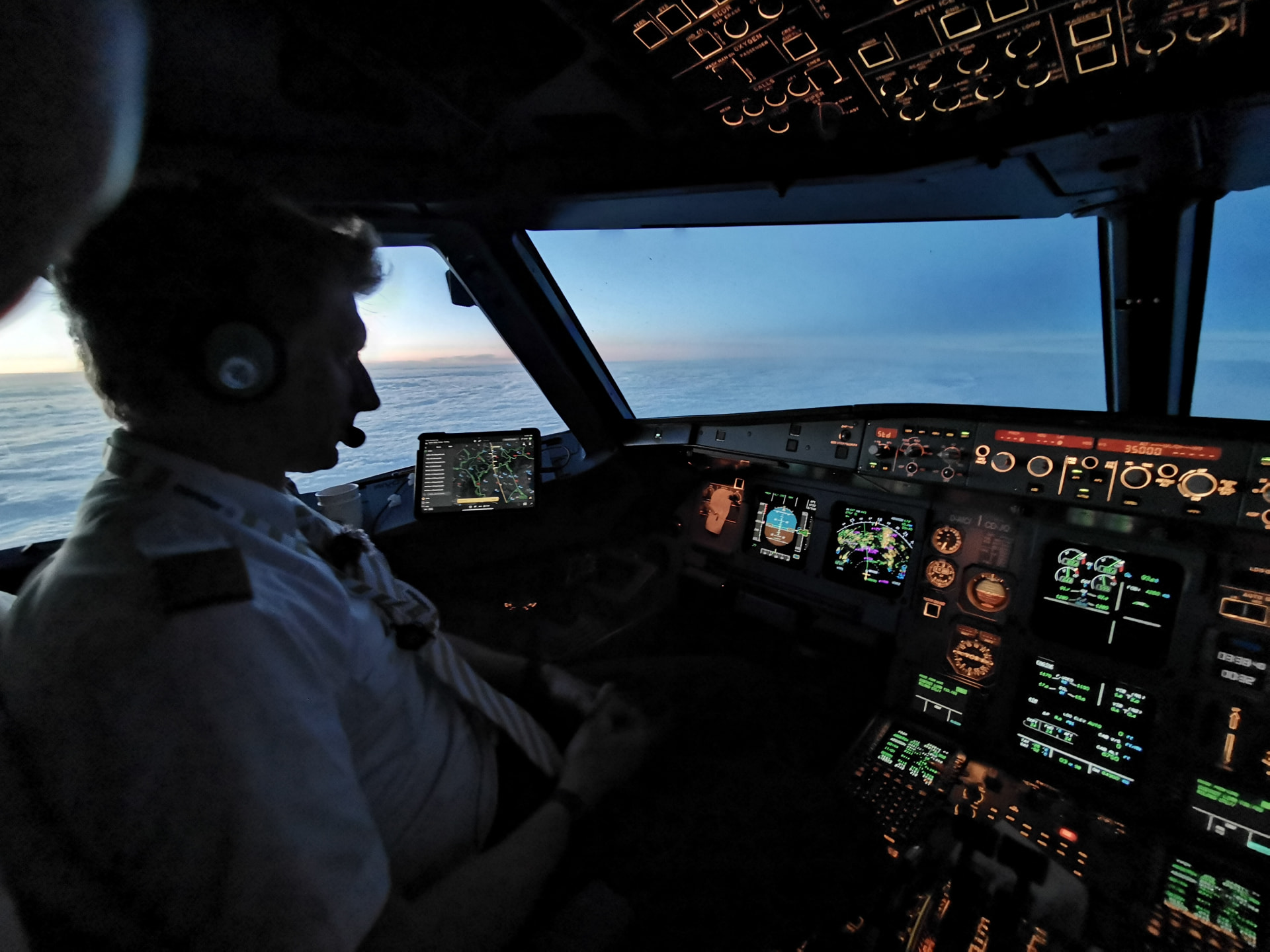 Björn im nächtlichen Cockpit eines Airbus A320 über den Wolken