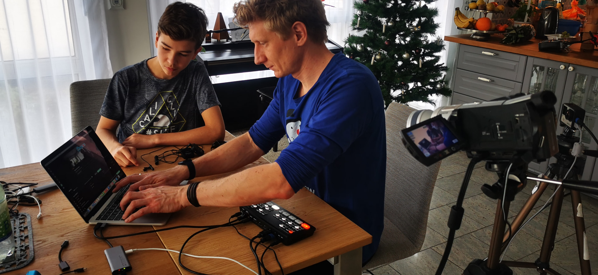 Björn und Willi bei der Vorbereitung eines Livestreams mit Kamera und Mischpult