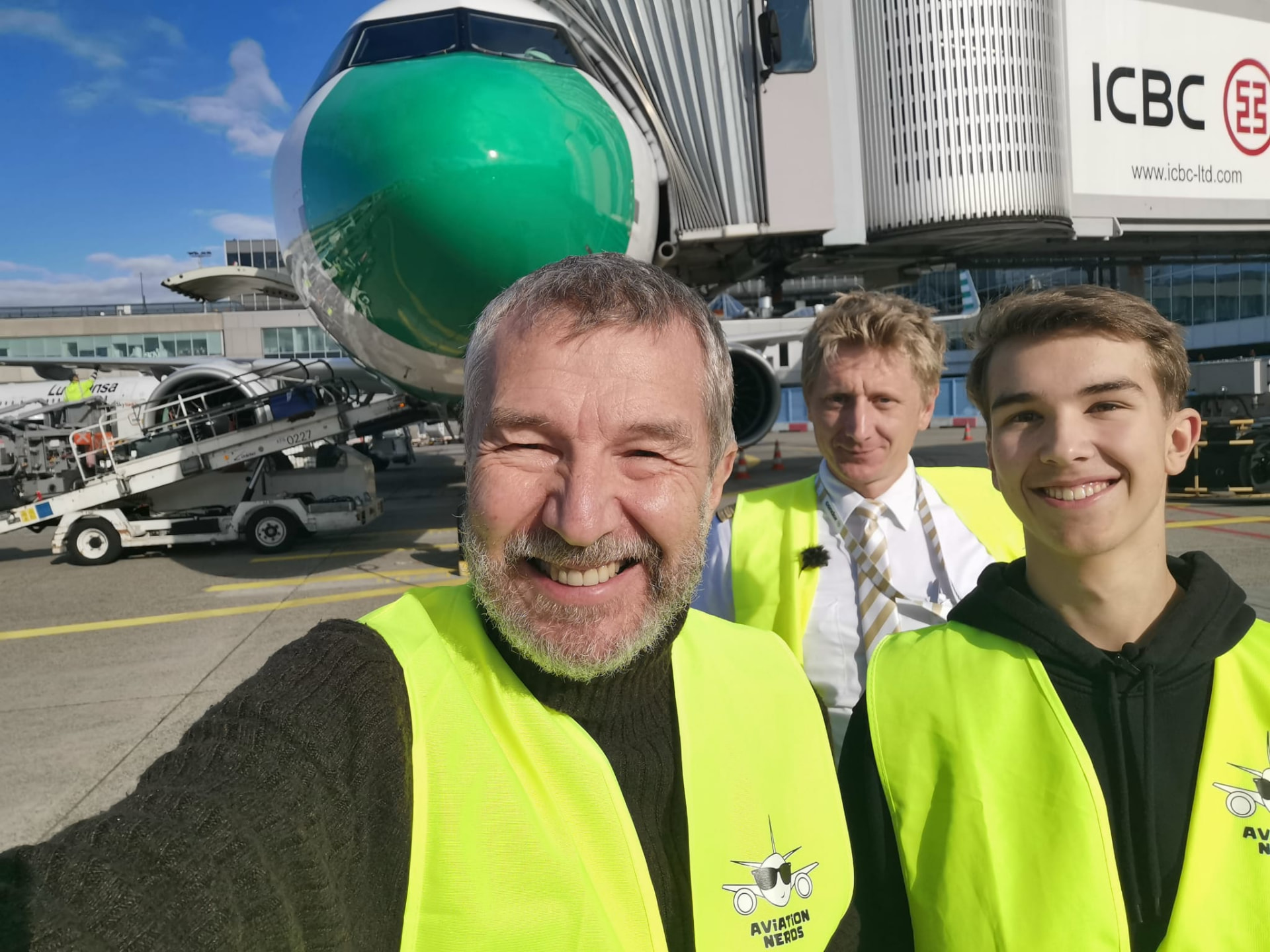 Ron, Björn und Willi auf dem Vorfeld am Flughafen Frankfurt vor einem Airbus