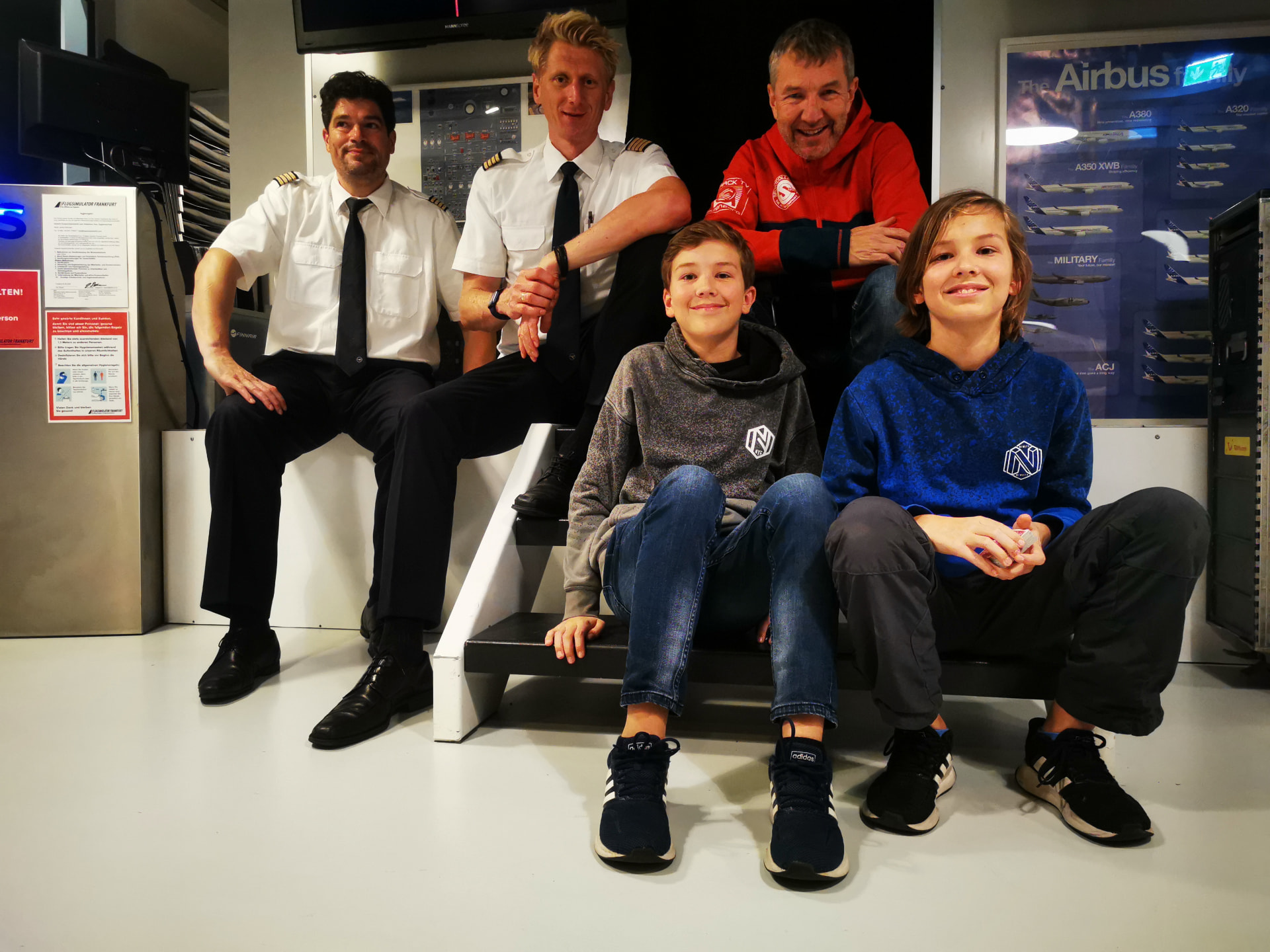 Das Aviation-Nerds-Team im Airbus-Simulator in Frankfurt