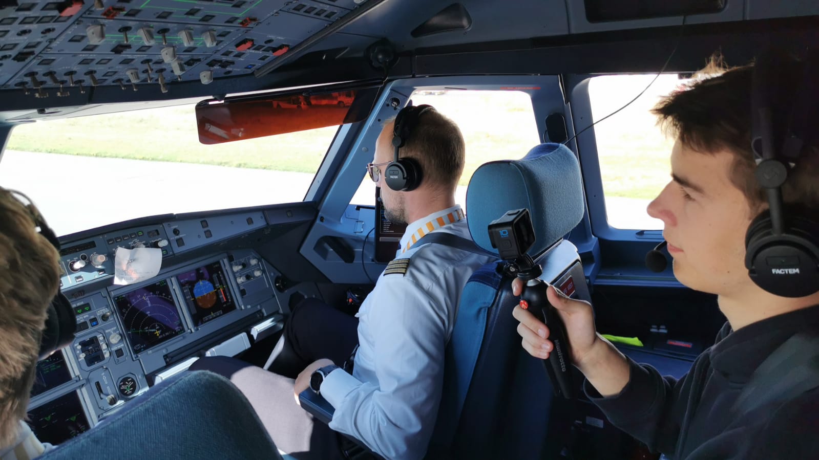 Willi filmt mit der Kamera im echten Airbus-Cockpit hinter den Piloten