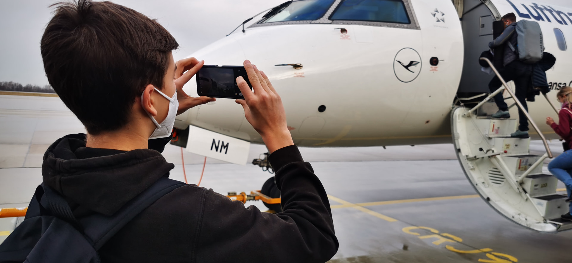 Willi fotografiert 2021 auf dem Vorfeld eine Lufthansa CRJ vor dem Boarding