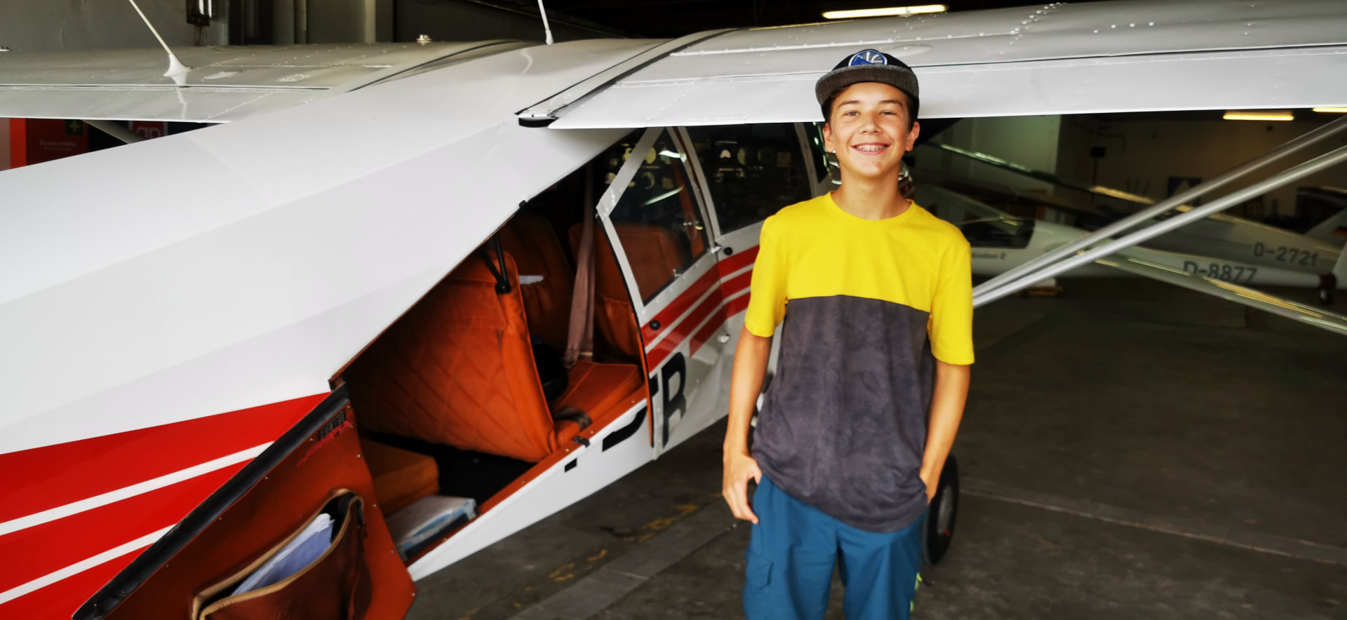 Willi vor dem Schleppflugzeug Maule im Hangar in Schwarzheide