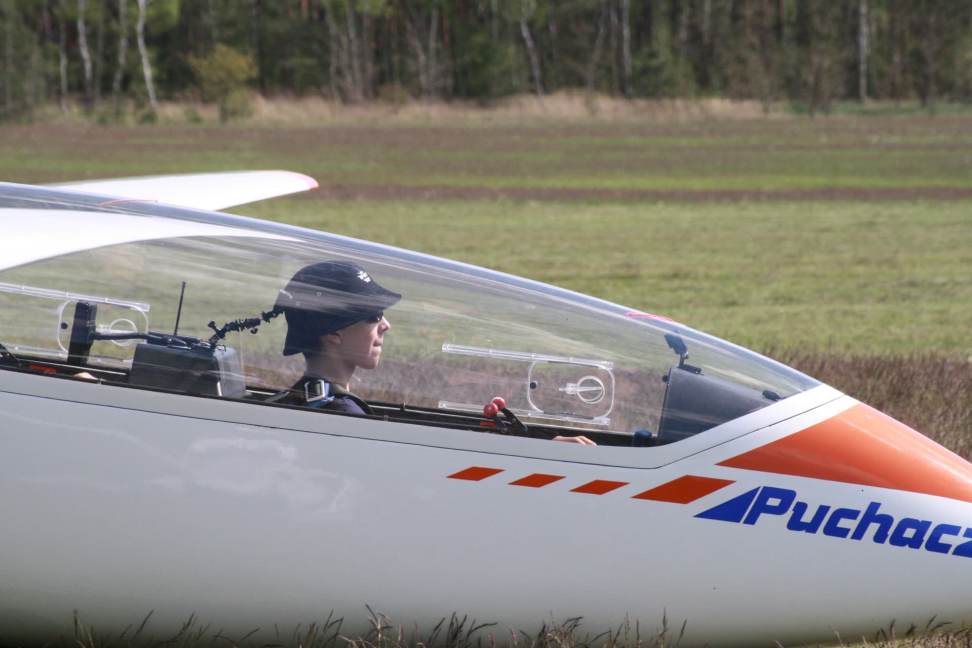 Willi 2022 im Cockpit des Segelflugzeugs SZD-50 Puchacz kurz vor dem Start